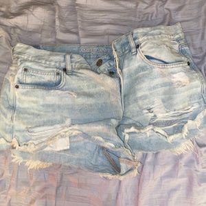 AE light wash tomgirl shorts